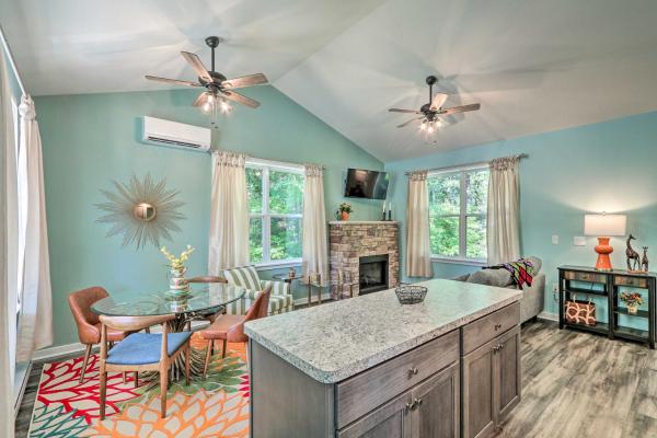 Nella foto è visibile l'oggetto 16 Mi to Ski Slopes! Creekside Poconos Cottage situato nella città di Effort.