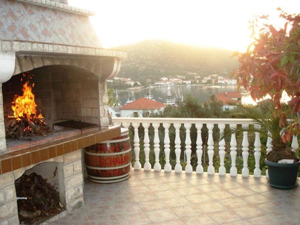 Auf dem Foto ist das Objekt Romantic Apartment With Sea View Vinie, Dalmatia in der Stadt Vinišće zu sehen.