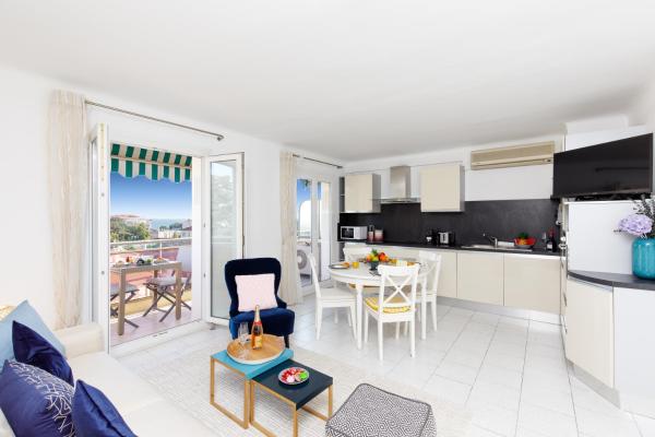 Alexandra Yourhosthelper - Juan-les-Pins