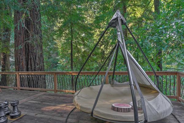 På billedet ses objektet Riverfront Cottage in Redwoods with Decks and Beach! beliggende i byen Felton.