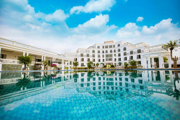 Na foto é possível ver o objeto Glory Resort localizado na cidade de Mỹ Khê.