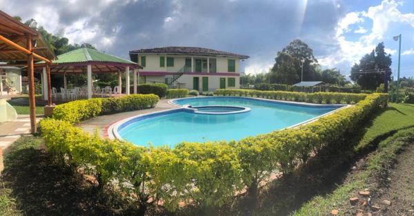 Na zdjęciu widoczny jest obiekt Finca Hotel el Rocio położony w mieście Hojas Anchas.