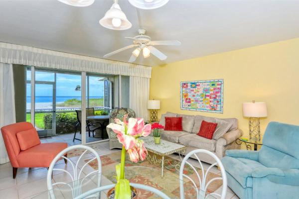 A la foto es mostra l'objecte LaPlaya 103A Time to relax Enjoy the peaceful, private beach just a shells throw from your door situat a la ciutat de Longboat Key.