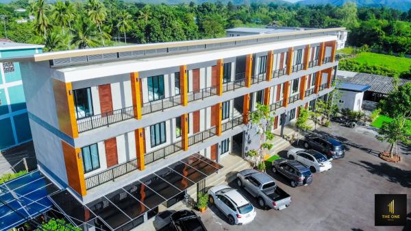 Na fotografii je vidět objekt The one hotel สวนผึ้ง nacházející se ve městě Ratchaburi.