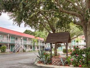 Φωτογραφία 2: Super 8 by Wyndham Sarasota Near Siesta Key