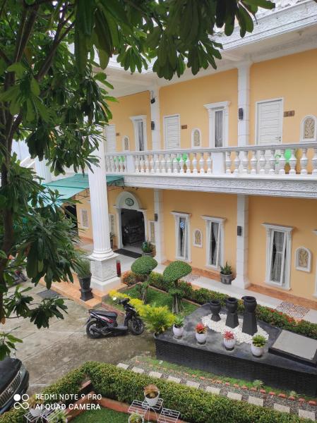 A la foto es mostra l'objecte HOTEL NAYORA PRABUMULIH situat a la ciutat de Alai.