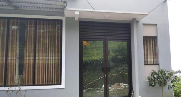 A la foto es mostra l'objecte homstay RR Seroja kamar biasa situat a la ciutat de Garung.