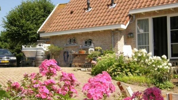 Na zdjęciu widoczny jest obiekt B&B de Oude Hofstee położony w mieście Maasdam.