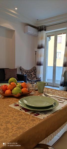 Na foto é possível ver o objeto Sweet Napoli localizado na cidade de Naples.