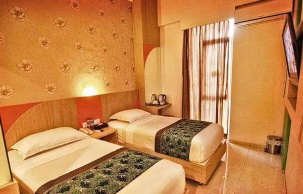 På billedet ses objektet Hotel Dewarna Sutoyo Malang beliggende i byen Malang.
