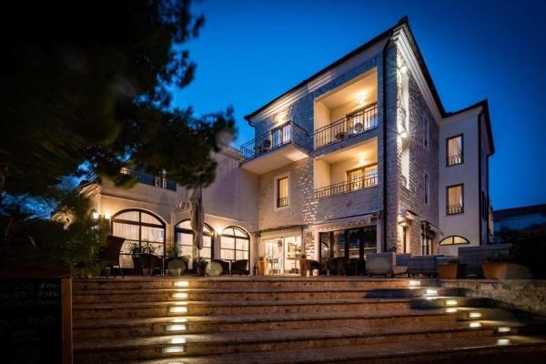 A la foto es mostra l'objecte Hotel Nikola situat a la ciutat de Vodice.
