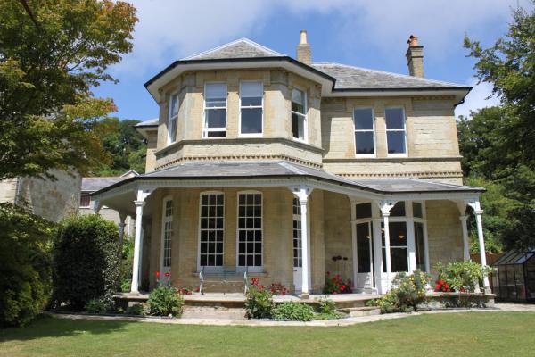 A la foto es mostra l'objecte Clarence House Apartments situat a la ciutat de Ventnor.