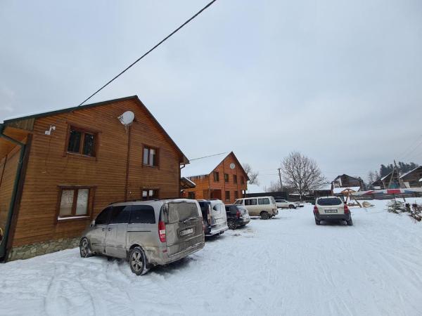 照片显示了位于Berehomet市的Villa Na uzlissi物件。