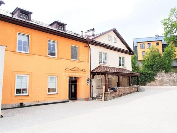 A la foto es mostra l'objecte Roothaus situat a la ciutat de Černý Dŭl.
