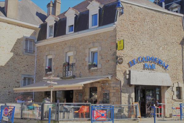 A la foto es mostra l'objecte Le Cadoudal situat a la ciutat de Auray.