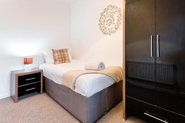 Billede 3: Contractor Base - TVs in Rooms - M4 Nearby
