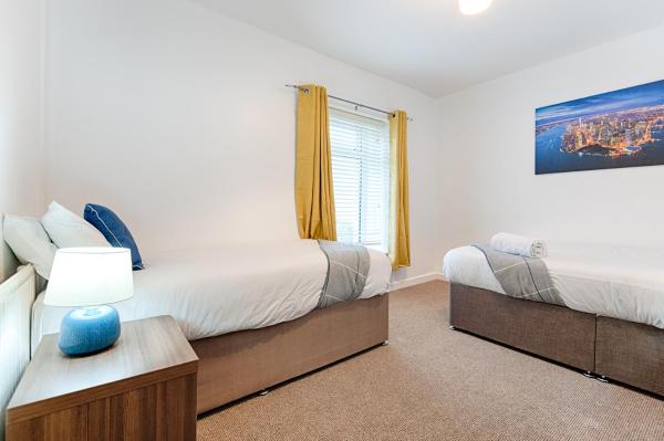 Billede 7: Contractor Base - TVs in Rooms - M4 Nearby