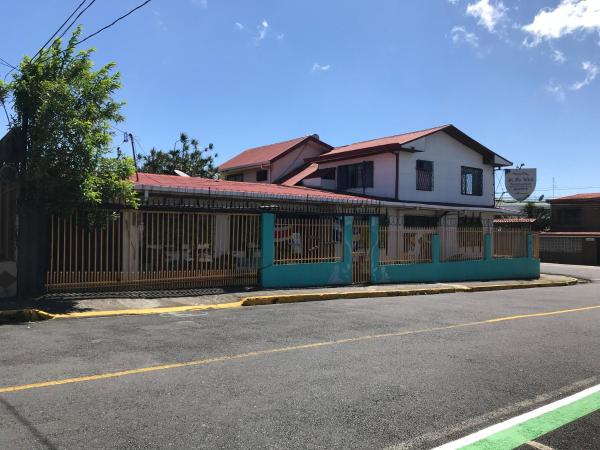 The photo shows the In the Wind Hostel and Guesthouse located in the city of San Pedro.