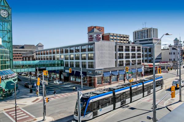 På billedet ses objektet Crowne Plaza Kitchener-Waterloo by IHG beliggende i byen Kitchener.