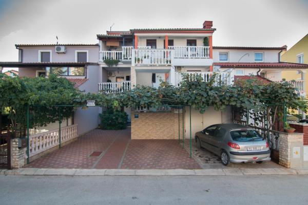 Na zdjęciu widoczny jest obiekt Apartments Kristina Fazana A położony w mieście Fažana.
