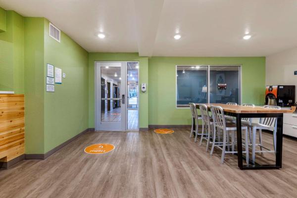 A la foto es mostra l'objecte WoodSpring Suites Brunswick situat a la ciutat de Brunswick.