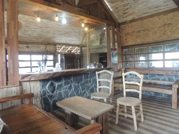 På bildet vises objektet Singgasana Villa & Resto som ligger i byen Semayu.