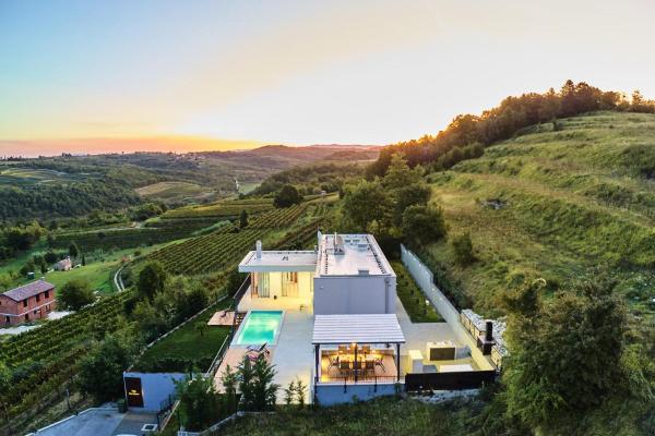 Na zdjęciu widoczny jest obiekt Villa San Mauro położony w mieście Brdo.