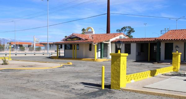 A la foto es mostra l'objecte Economy Inn situat a la ciutat de Tucson.