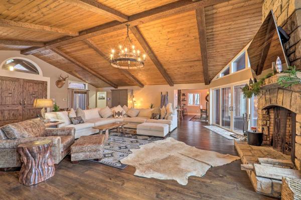 A la foto es mostra l'objecte 2 Mi to Slopes: Luxe Beech Mtn Cabin w/ Hot Tub situat a la ciutat de Beech Mountain.