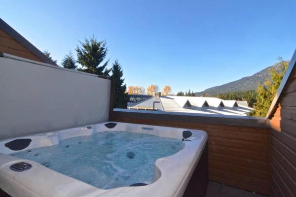 På billedet ses objektet Hearthstone Lodge - Hot tub - Village location - One bedroom loft beliggende i byen Whistler.