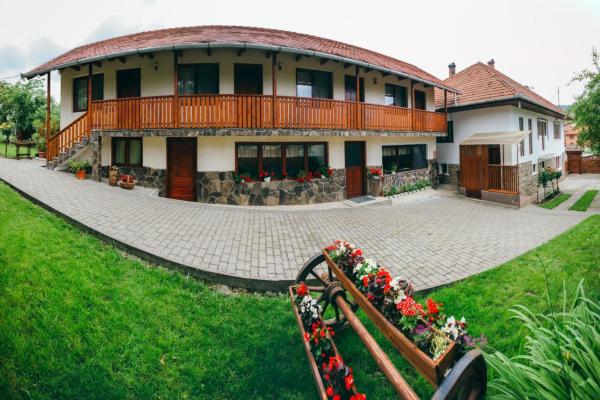 Na fotografii je vidět objekt Gyöngyvirág Panzió nacházející se ve městě Bisericani.