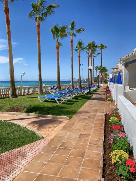 Na fotografii je vidět objekt Apartamentos Perla Marina nacházející se ve městě Nerja.