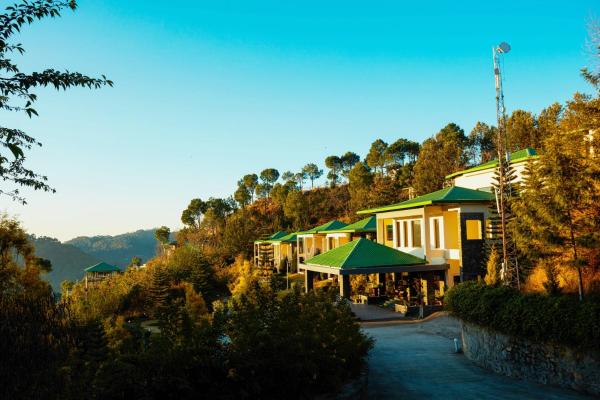 The photo shows the Suryavilas Luxury Resort & Spa located in the city of Nahna.