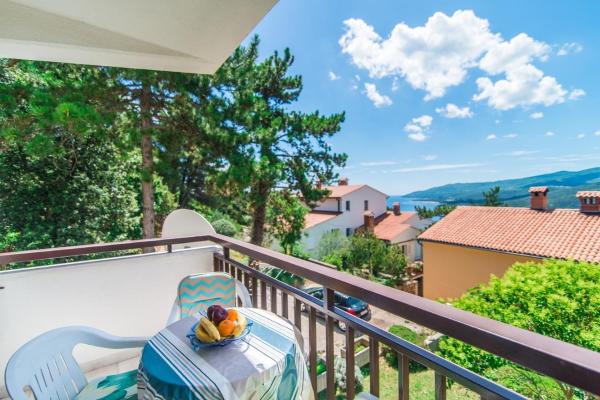 På bilden syns objektet Apartments Pino Rabac som ligger i staden Rabac.