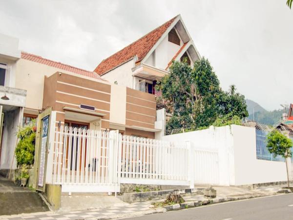 Nella foto è visibile l'oggetto RedDoorz at WR Supratman Batu situato nella città di Batu.