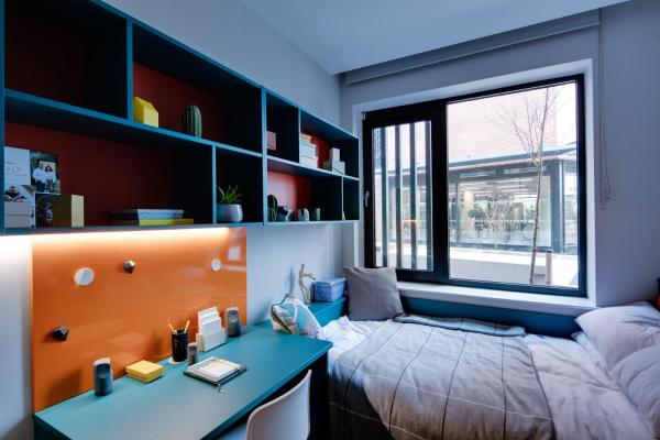 A la foto es mostra l'objecte Highfield House situat a la ciutat de Dublín.