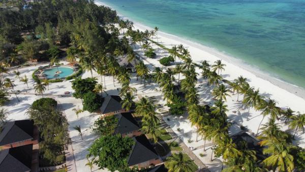 The photo shows the VRclub Paje Palms Beach Resort located in the city of Kiganga.