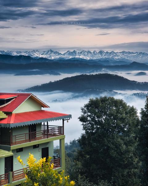 A la foto es mostra l'objecte Himalaya Darshan Resort situat a la ciutat de Tharāli.
