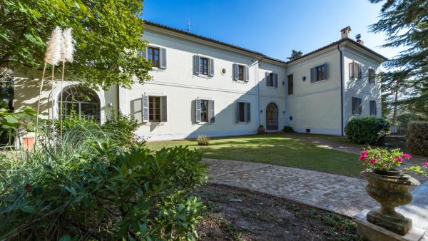 På billedet ses objektet BORGO COLLE RIDENTE 13, Emma Villas beliggende i byen Camerino.