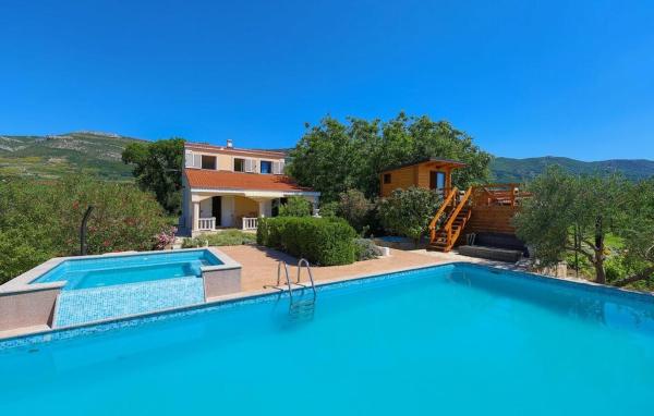 Auf dem Foto ist das Objekt Extraordinary Villa Marija in Kastela in der Stadt Kastel Novi zu sehen.