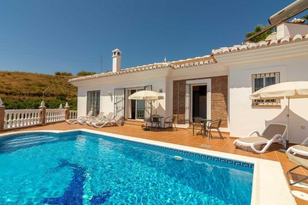Na fotografii je vidět objekt VILLA ANDALUCÍA: cerca de todo, intimidad y espacio nacházející se ve městě Nerja.
