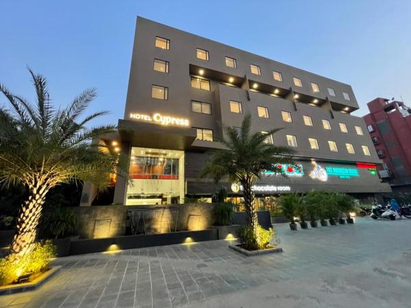 Na fotografii je vidět objekt HOTEL CYPRESS nacházející se ve městě Kheda.