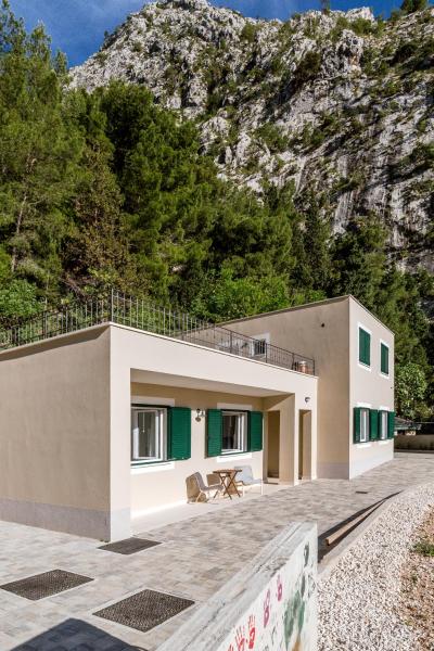 Na foto é possível ver o objeto Ivino localizado na cidade de Omiš.