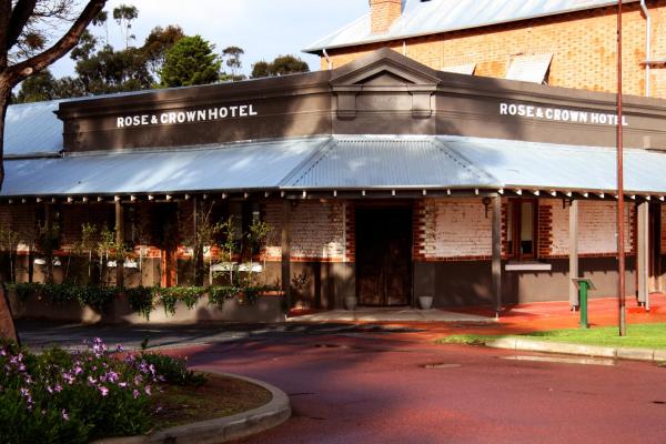 Nella foto è visibile l'oggetto Rose & Crown Hotel situato nella città di Perth.