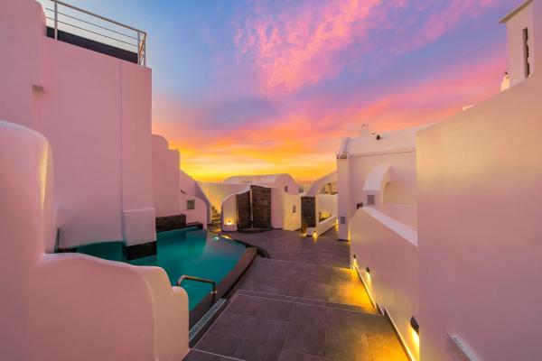 På billedet ses objektet Sole d'oro Luxury Suites beliggende i byen Oia.