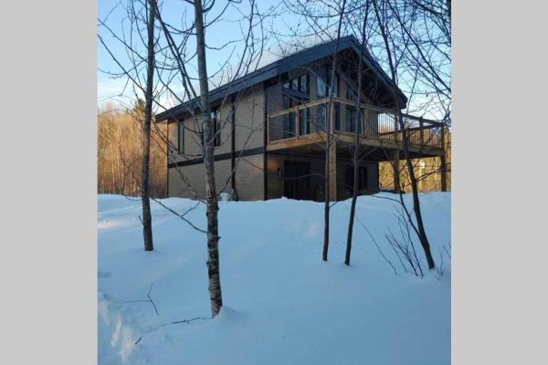 På bildet vises objektet Chalet le Caribou- Chalets Galaxia som ligger i byen Saint-Alphonse-Rodriguez.