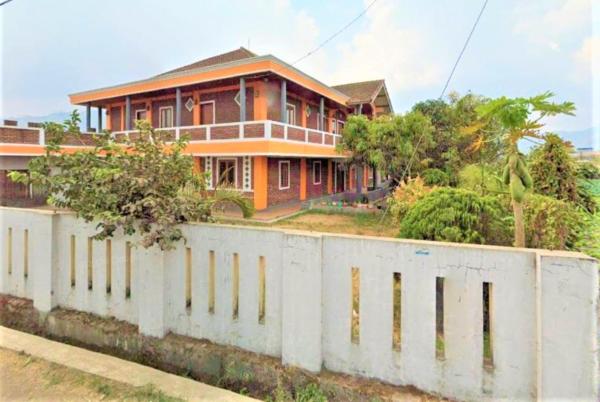 写真にはPatrol市にあるVilla Orange Lembang Pengkolanが写っています。