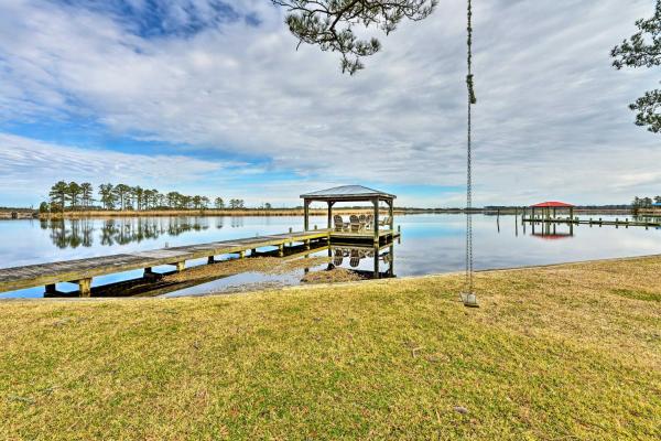 A la foto es mostra l'objecte Waterside Belhaven House and Cottage with Porch and Dock situat a la ciutat de Pantego.