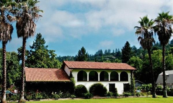 På bildet vises objektet Spanish Villa Inn som ligger i byen Barro.