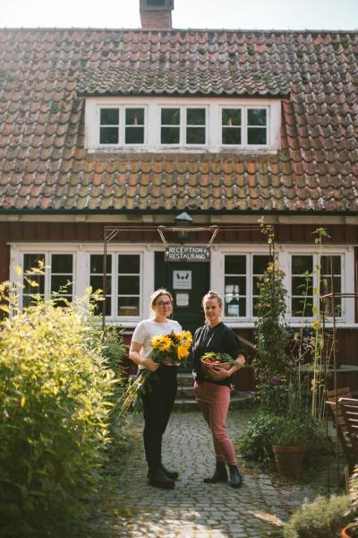 The photo shows the Vallåsens Värdshus STF Hostel located in the city of Våxtorp.